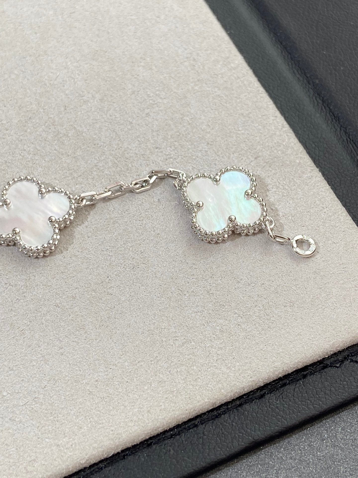[Mystic]CLOVER WHITE PEARL MOP 5 MOTIF BRACELET COLLECTION