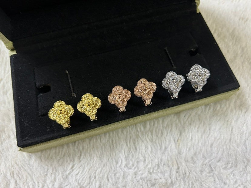 [Mystic]CLOVER MEDIUM STUD GILDED EARRINGS
